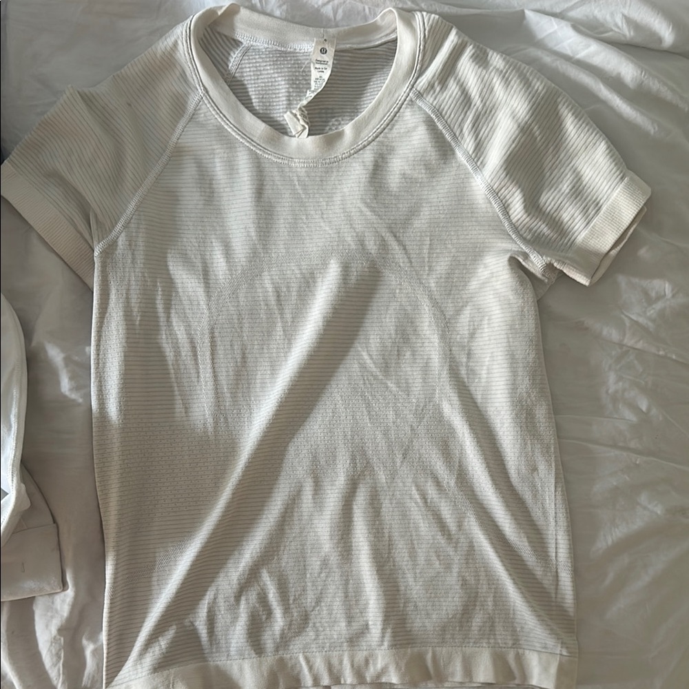 Lululemon Athletica Cream Short Sleeve Tee